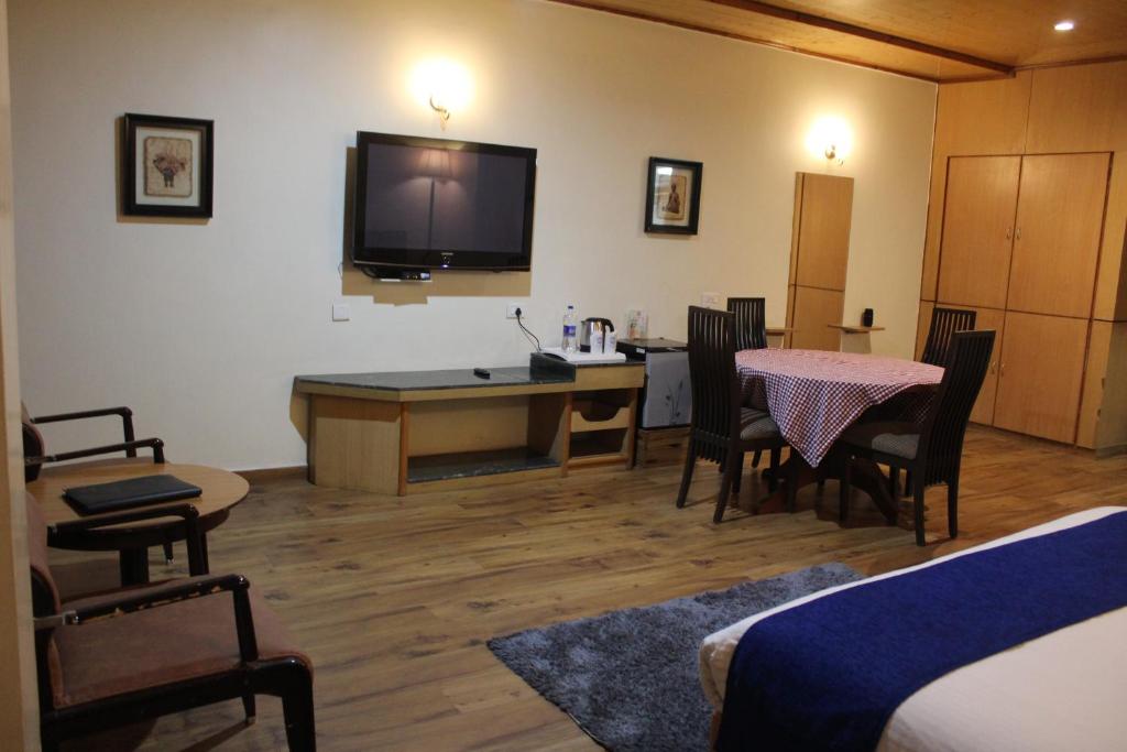 TV a/nebo společenská místnost v ubytování Hotel Broadways Inn