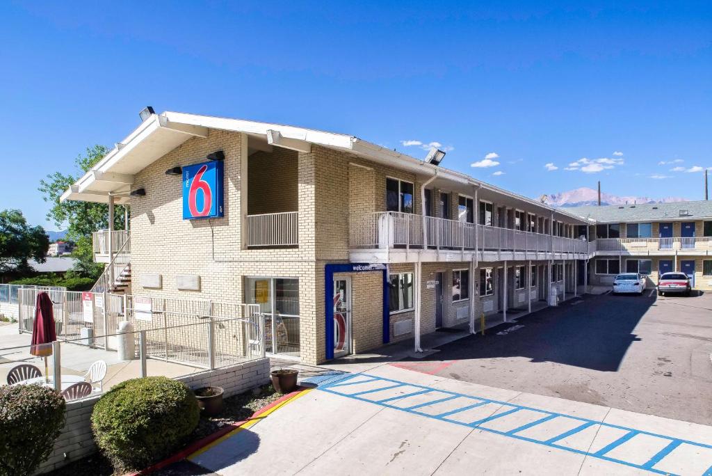 ein Gebäude mit einem Parkplatz davor in der Unterkunft Motel 6-Colorado Springs, CO in Colorado Springs