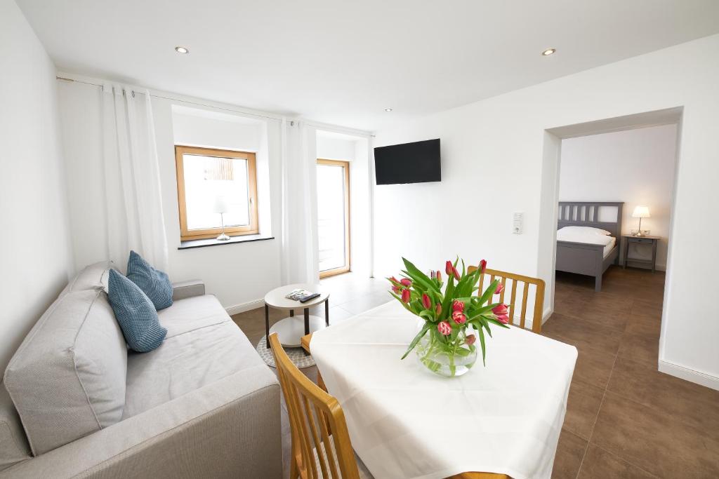 ein Wohnzimmer mit einem Sofa und einem Tisch in der Unterkunft Ferienwohnung Riesling in Lieser