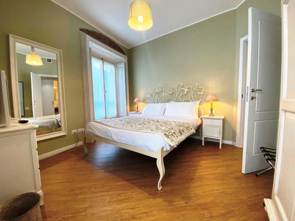 A bed or beds in a room at Vittoria Suite Milano
