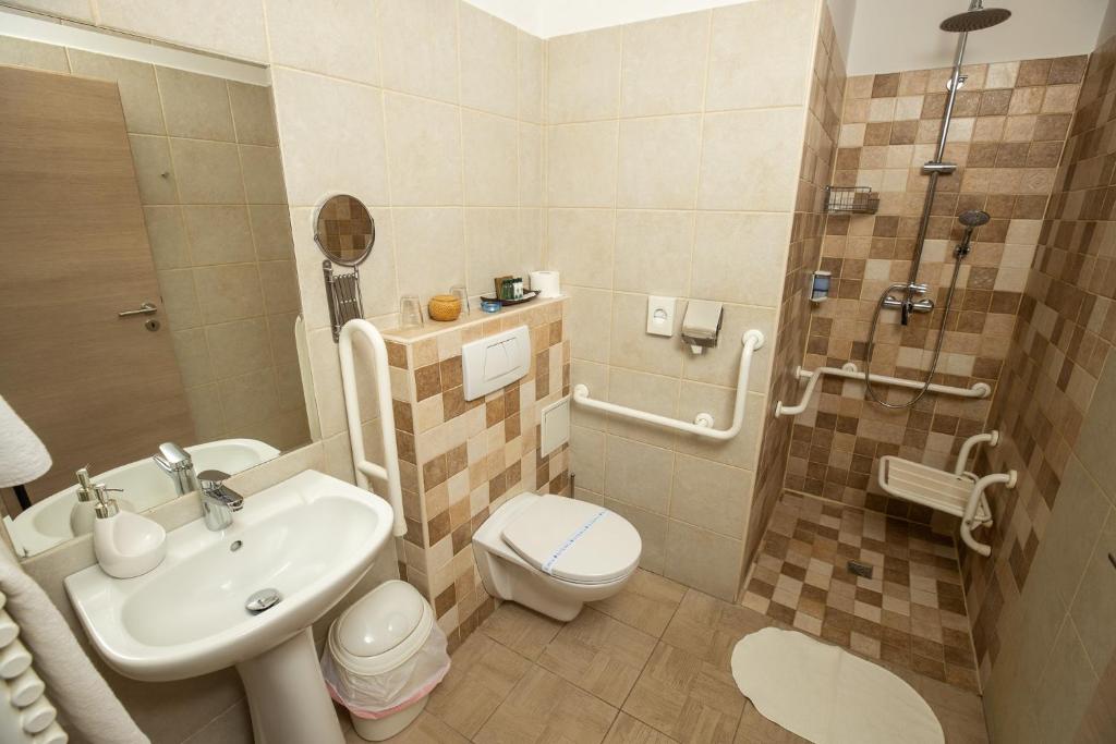 Koupelna v ubytování Dóm Hotel