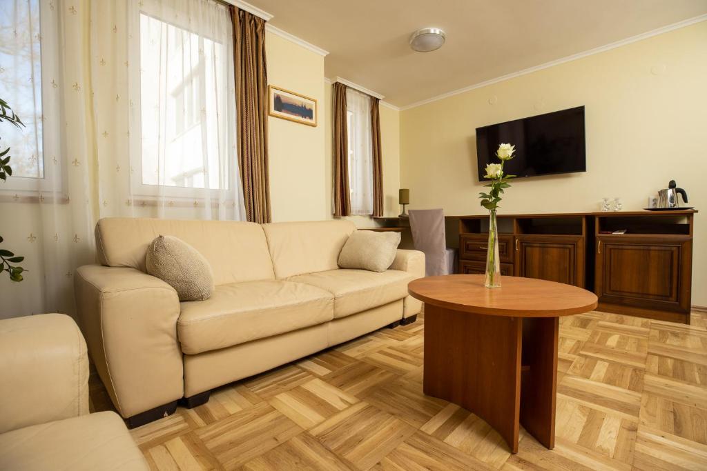 TV a/nebo společenská místnost v ubytování Dóm Hotel