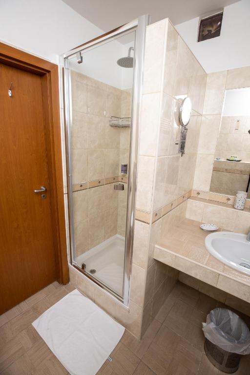 Koupelna v ubytování Dóm Hotel