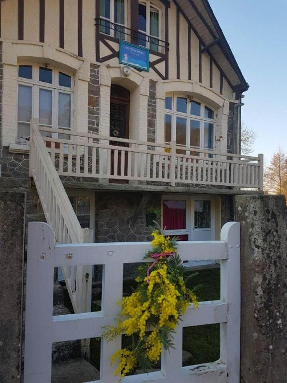 une clôture blanche devant une maison dans l'établissement VILLA JULIETTE DANS LA BAIE DU MONT-SAINT-MICHEL, à Saint-Jean-le-Thomas