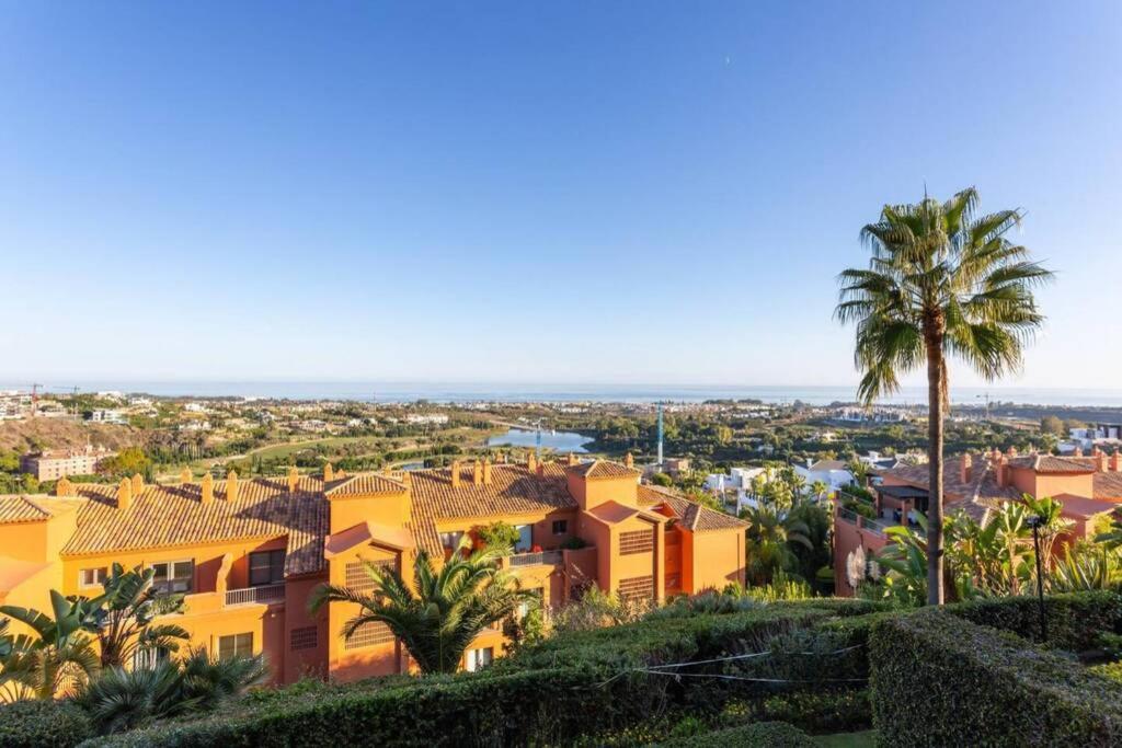 uma vista para uma cidade com palmeiras e edifícios em Royal Apartment 2 /freeWiFi,sharedpool,freeparking em Málaga