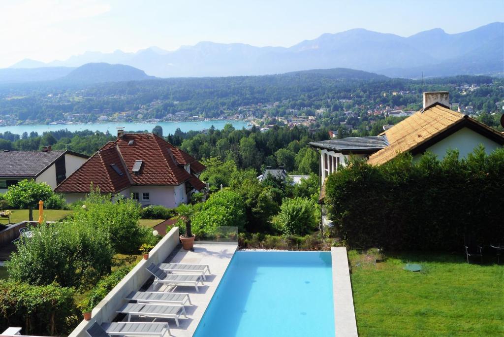 een zwembad in de achtertuin van een huis bij Sun & See in Velden am Wörthersee