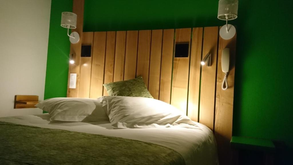 Postel nebo postele na pokoji v ubytování Hôtel Auberge Du Morge