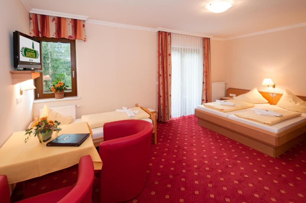 A bed or beds in a room at Hotel Landhof Simeter GMBH