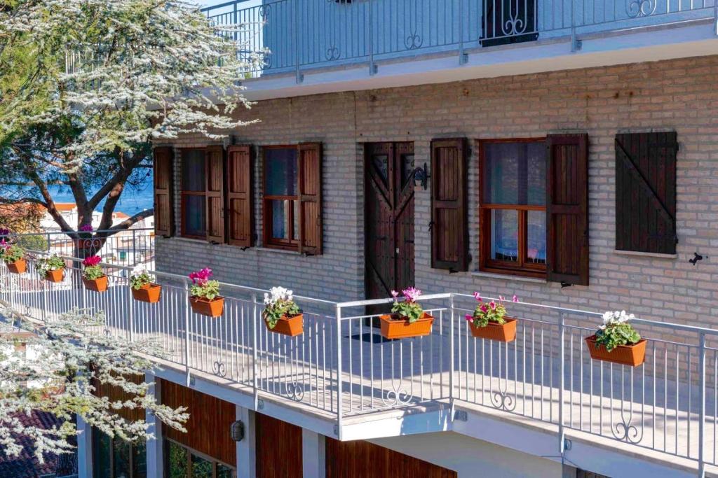 A balcony or terrace at M261 - Marcelli, trilocale ristrutturato con terrazzo vista mare pt