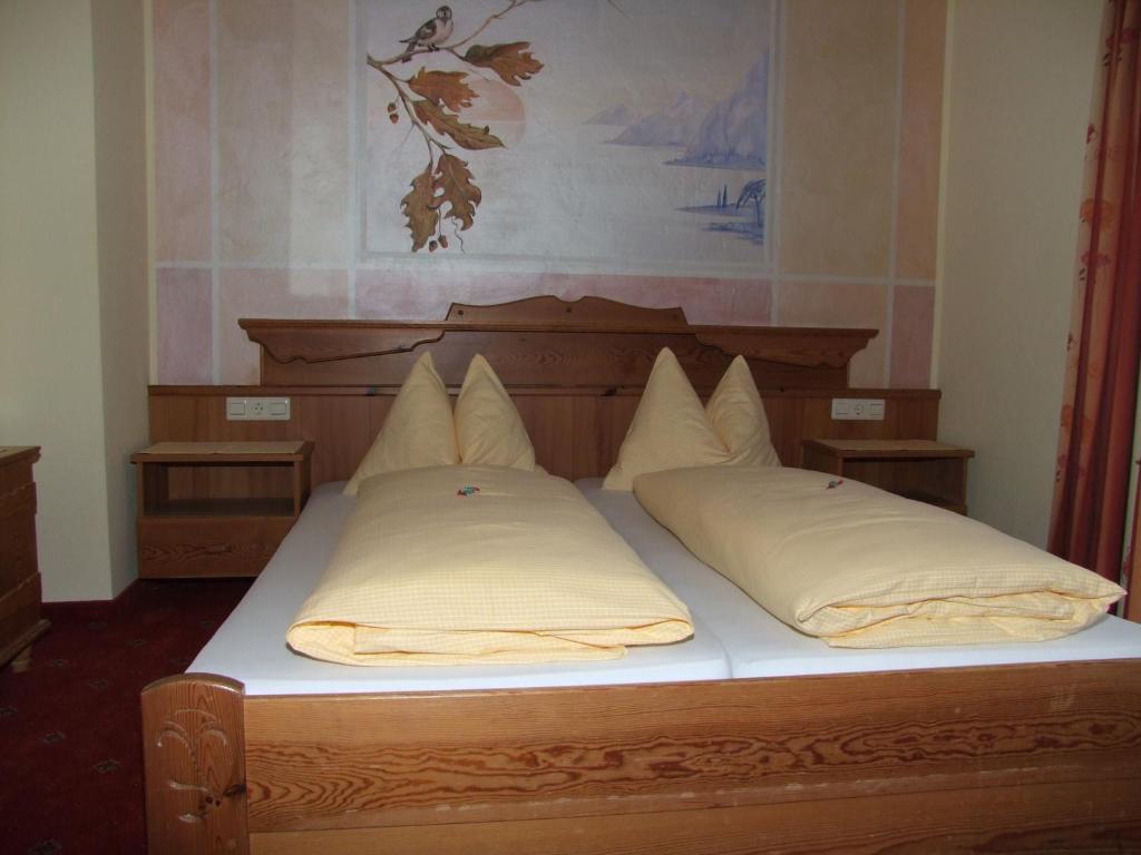 A bed or beds in a room at Hotel Landhof Simeter GMBH