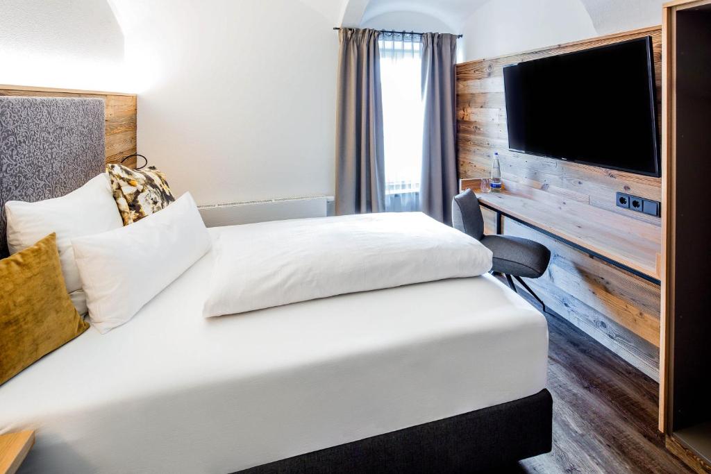 Postel nebo postele na pokoji v ubytování Hotel Zum Stemplinger Hansl