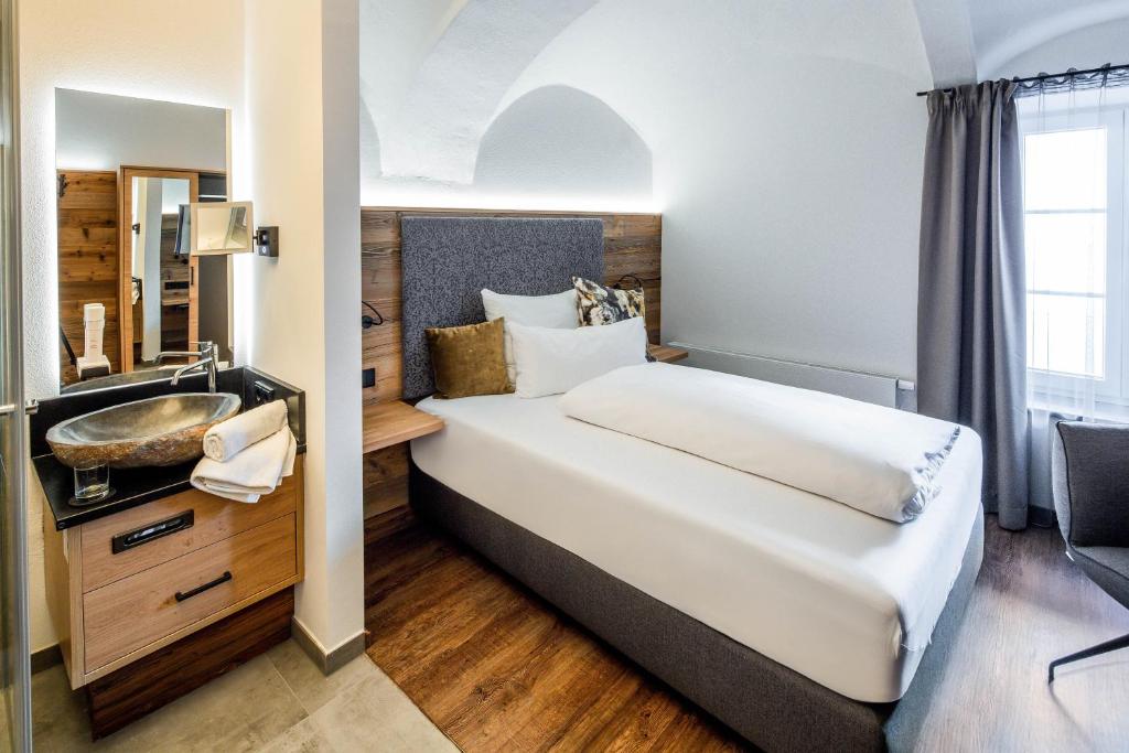 Postel nebo postele na pokoji v ubytování Hotel Zum Stemplinger Hansl