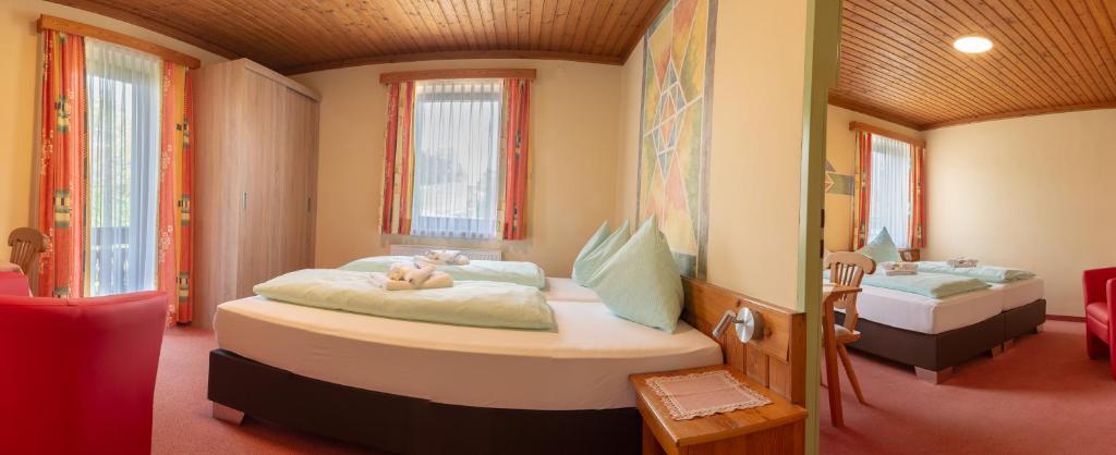 A bed or beds in a room at Hotel Landhof Simeter GMBH