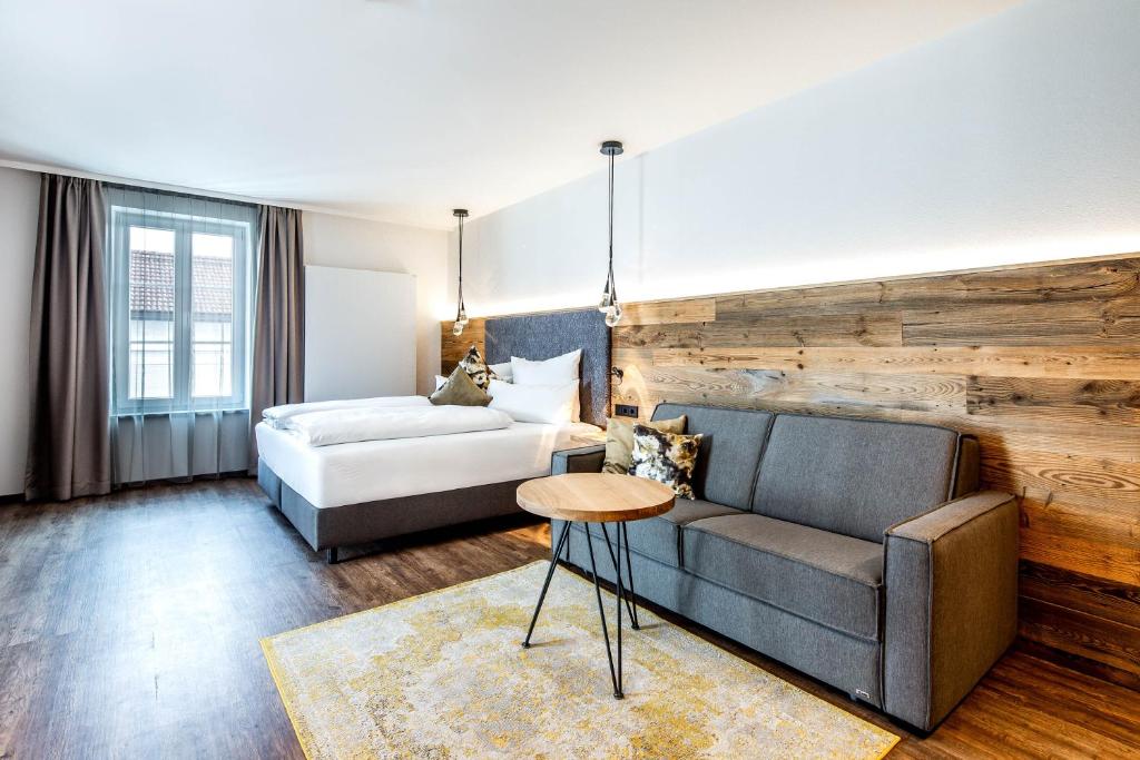 Postel nebo postele na pokoji v ubytování Hotel Zum Stemplinger Hansl