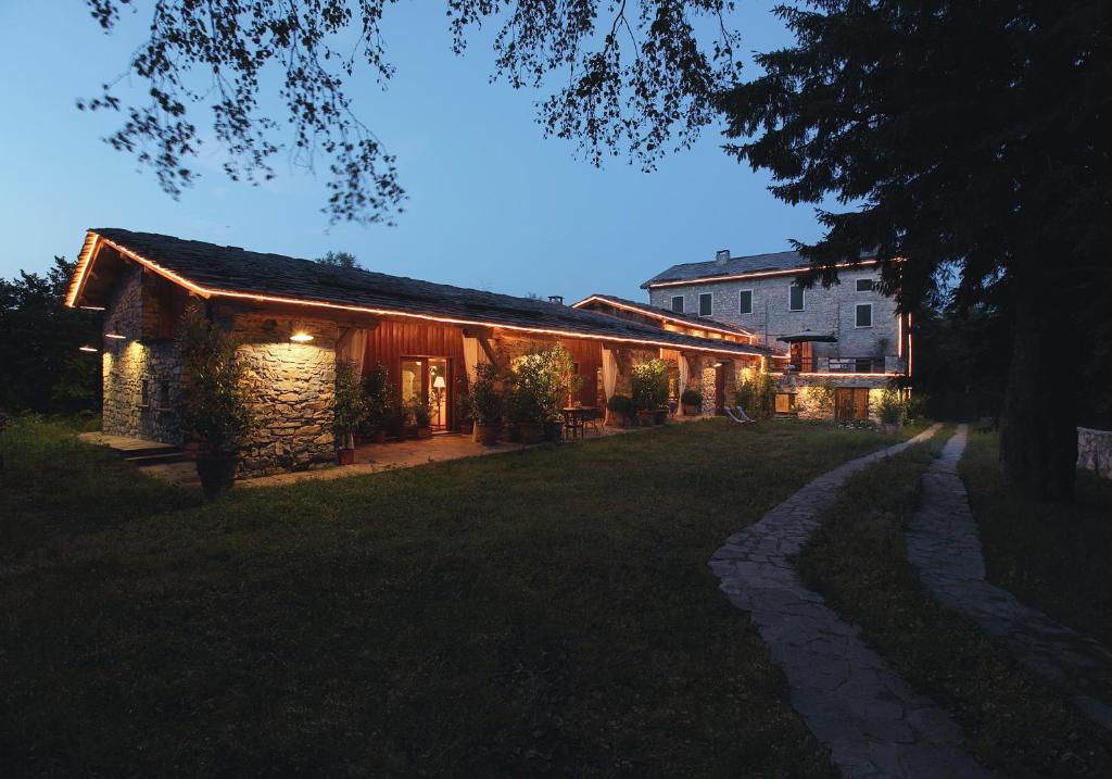 une maison avec des lumières sur le côté de la cour dans l'établissement Ca' Bossi, à Cernobbio