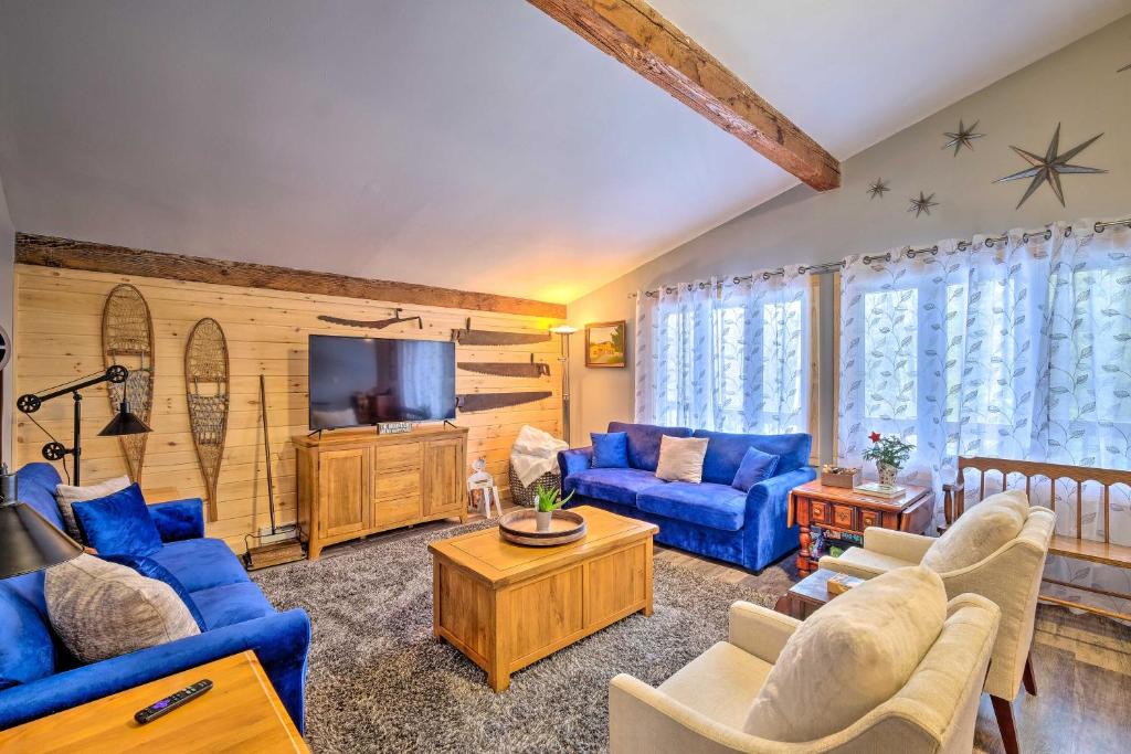 Μια τηλεόραση ή/και κέντρο ψυχαγωγίας στο Woodsy Wilmington Condo 7 Mi to Mount Snow!