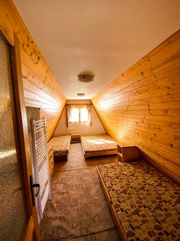 Postel nebo postele na pokoji v ubytování CHATKA ŠTÔLA