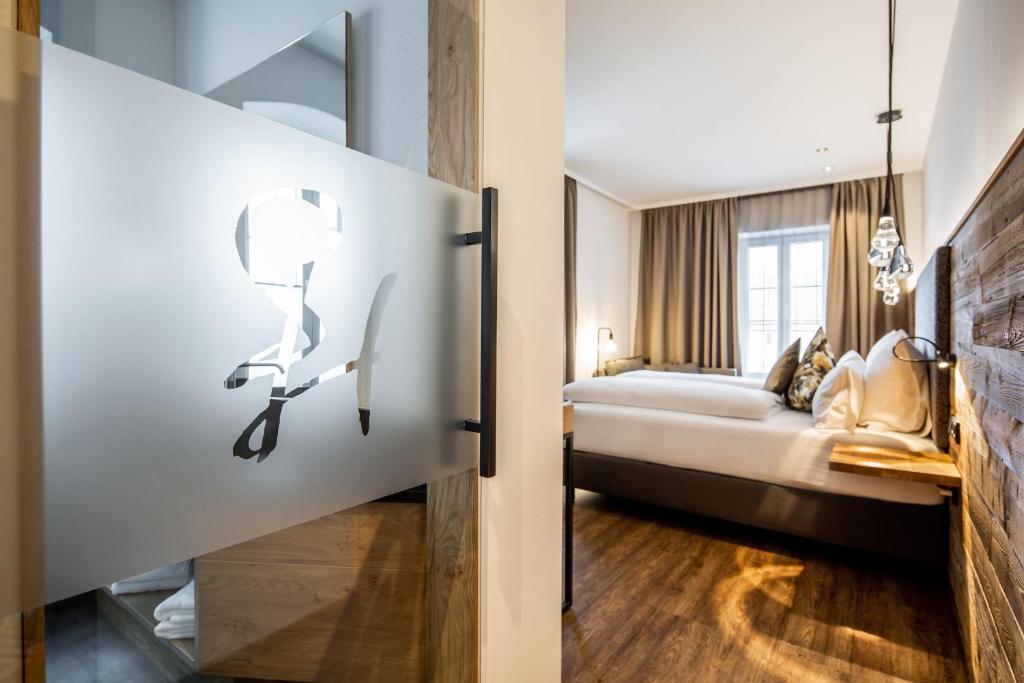 Postel nebo postele na pokoji v ubytování Hotel Zum Stemplinger Hansl