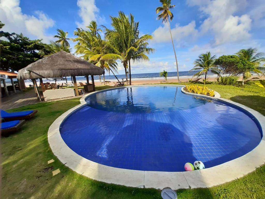 una piscina en la playa en Pousada Bahia Boa, en Maraú