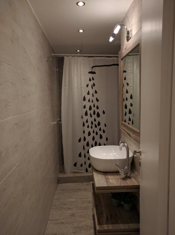 A bathroom at Cozy apartment ideally located city center and Megaron Moussikis metro station