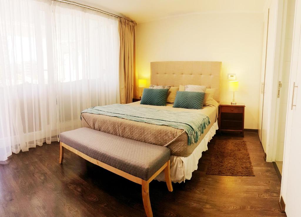 Un dormitorio con una cama grande y una ventana en Departamento Central Uno Norte Viña del Mar, en Viña del Mar
