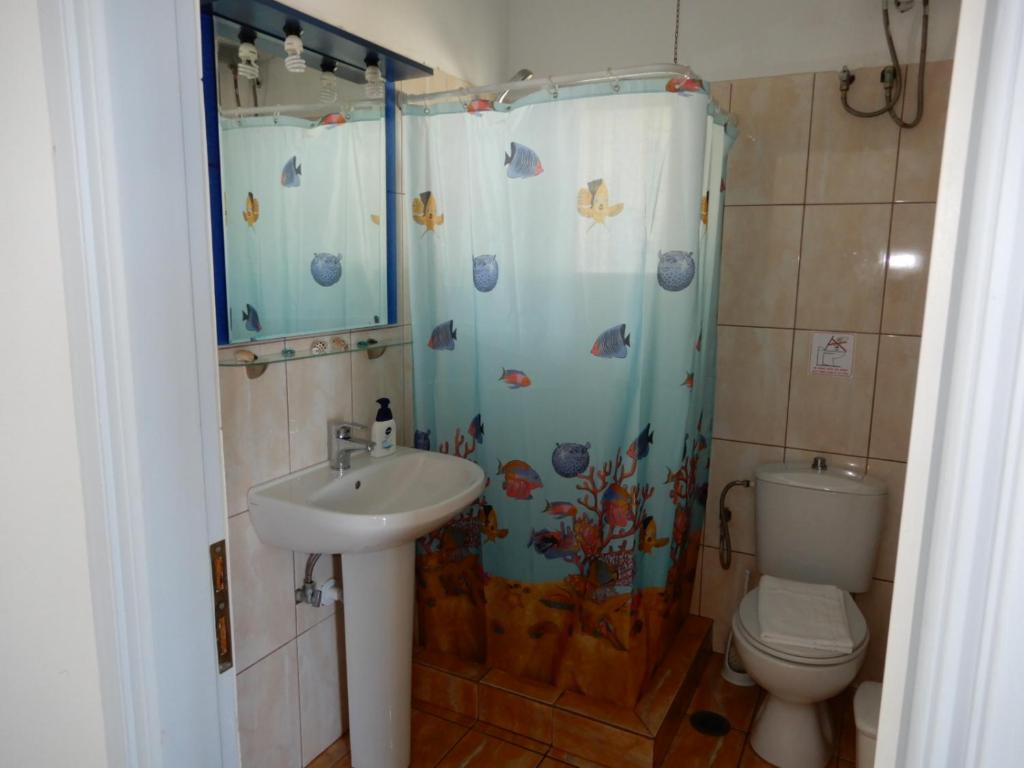 A bathroom at Απεραντο Γαλαζιο