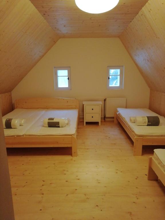 Postel nebo postele na pokoji v ubytování Roubenka Bratrouchov