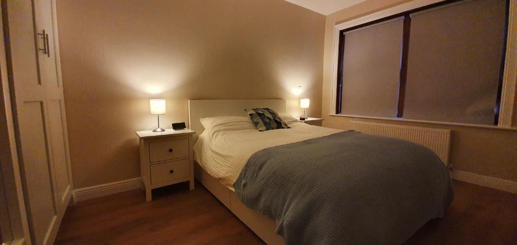 Un pat sau paturi într-o cameră la Riverside Marina Apartments