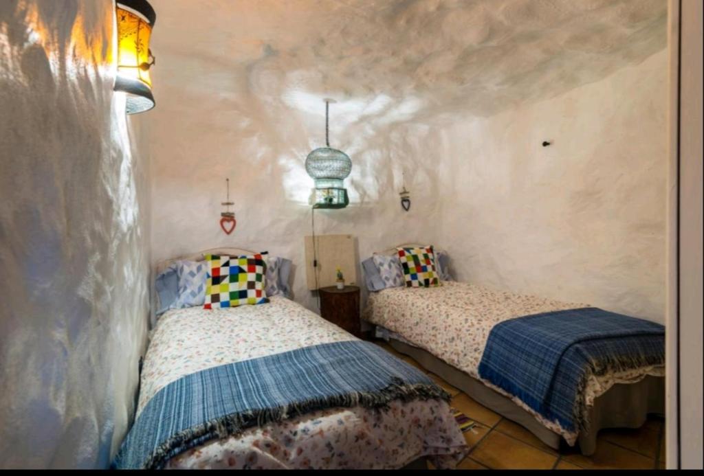 Tempat tidur dalam kamar di Silence's Cave Rural House
