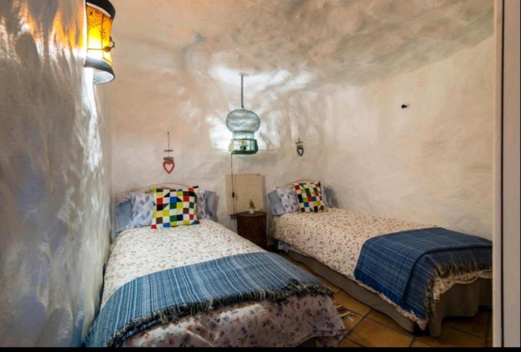 Postel nebo postele na pokoji v ubytování Silence's Cave Rural House