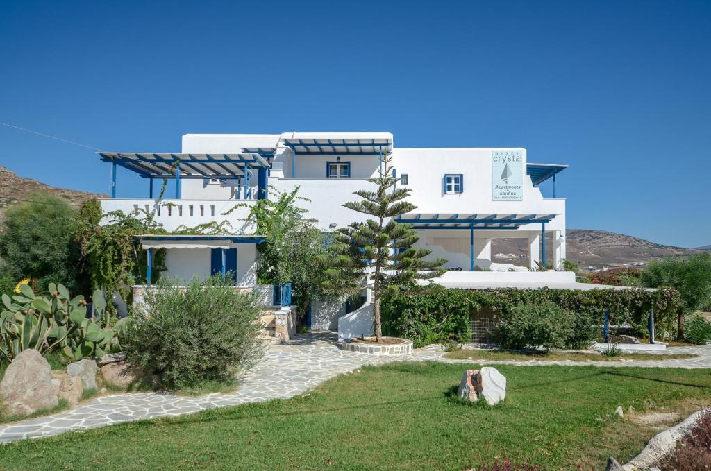 een groot wit huis met een tuin ervoor bij Crystal Naxos 1 Studios at Mikri Vigla in Mikri Vigla
