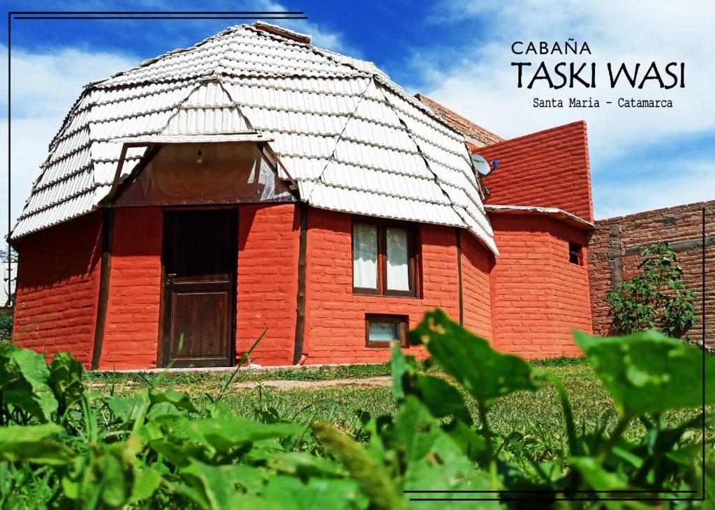 une ancienne maison rouge avec un toit en étain dans l'établissement Cabaña Taski Wasi, à Santa María