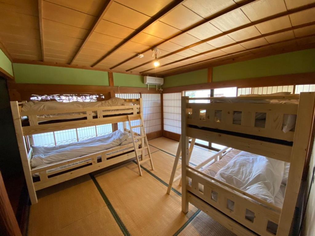Postel nebo postele na pokoji v ubytování 四国旅行のHUB拠点 古民家ゲストハウス heso camp