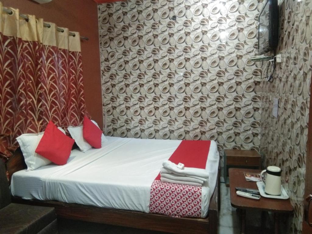 Postel nebo postele na pokoji v ubytování Hotel Rashmi
