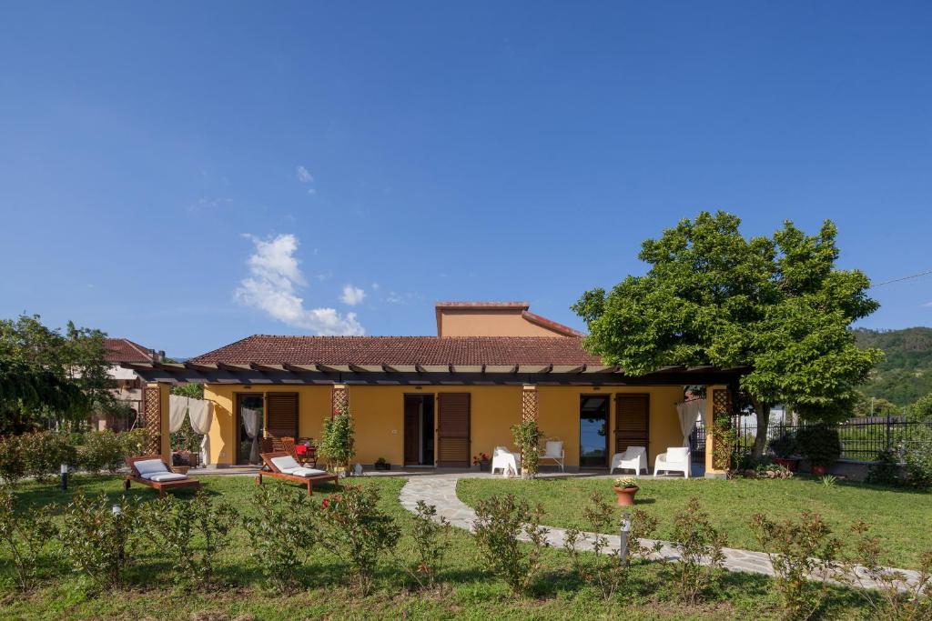 a house with a garden and a tree at CàMia Lovely house ValDiVara 5Terre hiking in Sesta Godano