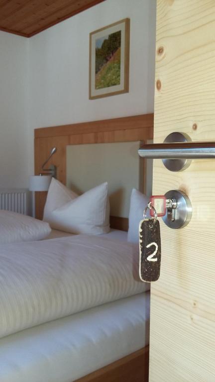 Postel nebo postele na pokoji v ubytování Gästehaus Attenhauser