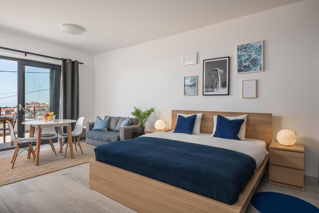 een slaapkamer met een groot bed en een eetkamer bij Lemon Tree Dubrovnik Apartments in Dubrovnik