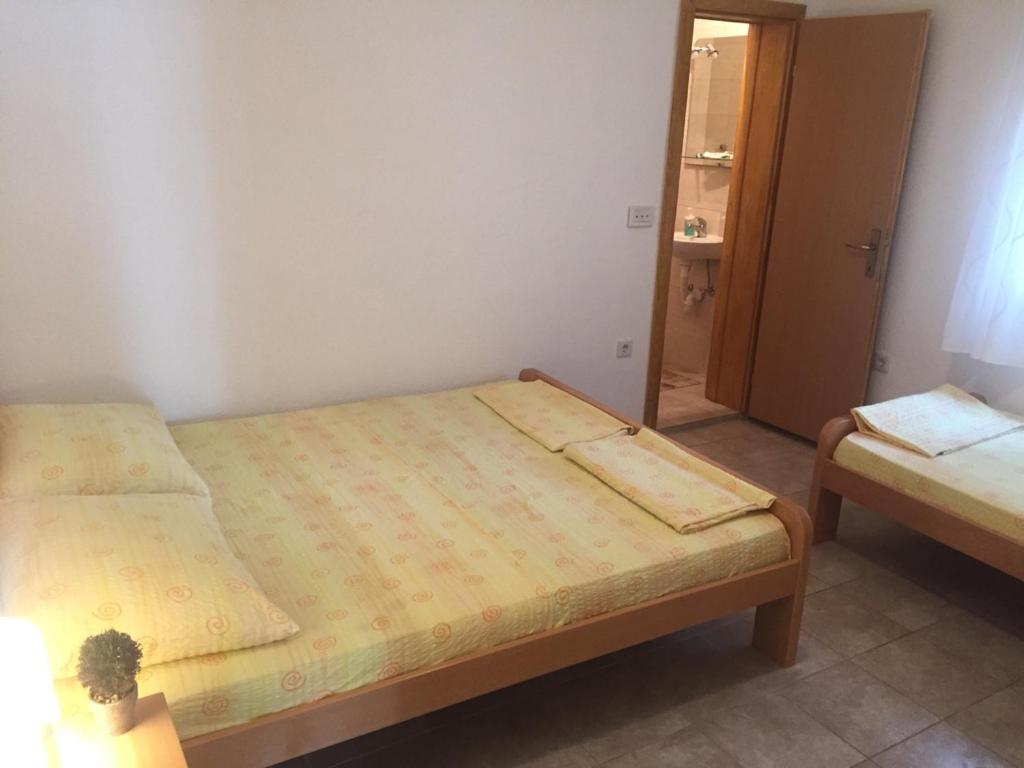 Postel nebo postele na pokoji v ubytování Apartment and Rooms Barbaric