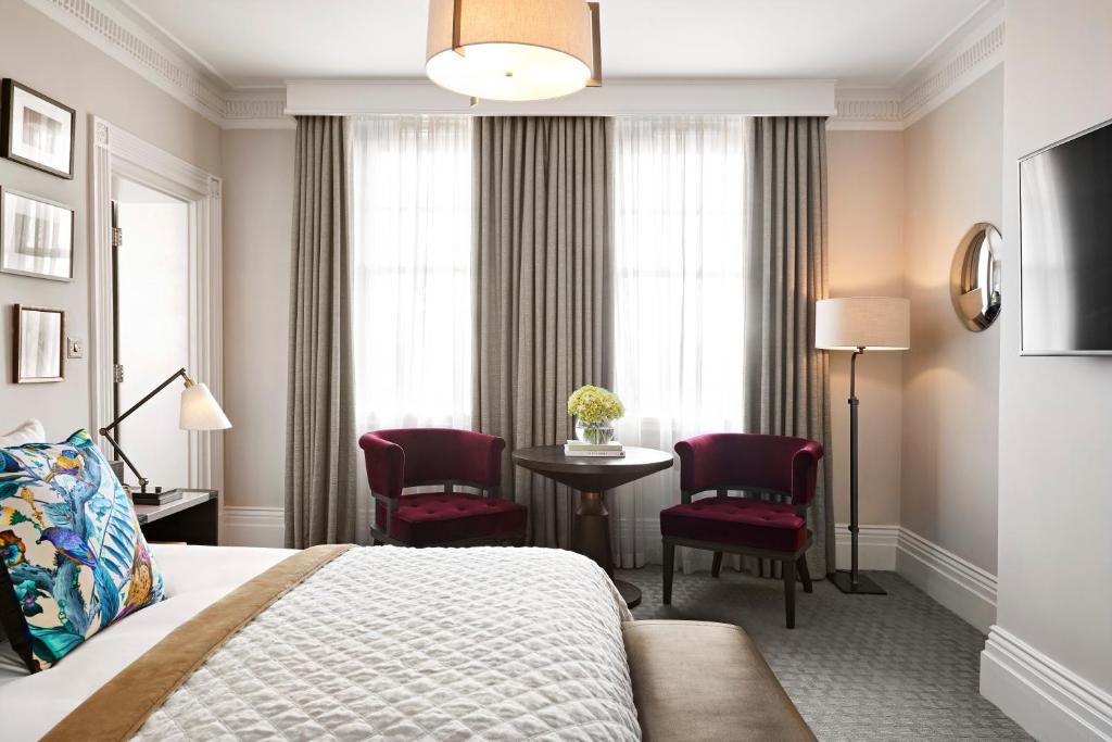 Postel nebo postele na pokoji v ubytování Kimpton Fitzroy London by IHG