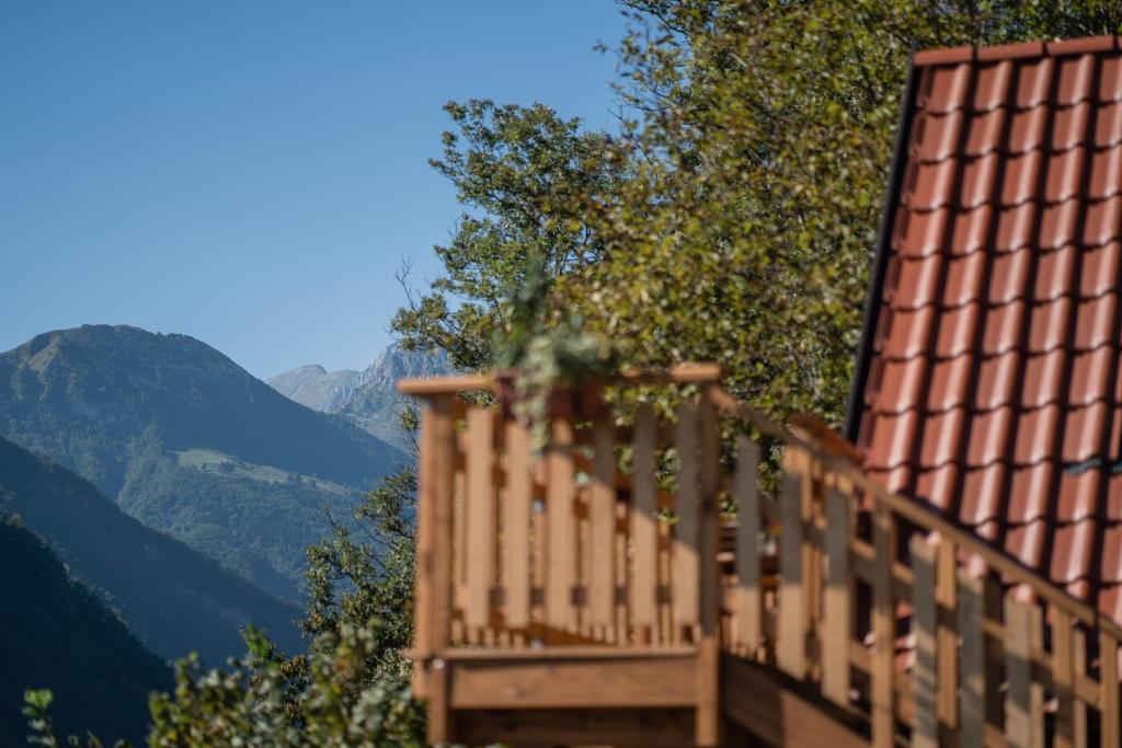 Nespecifikovaný výhled na hory nebo výhled na hory při pohledu z luxury tent