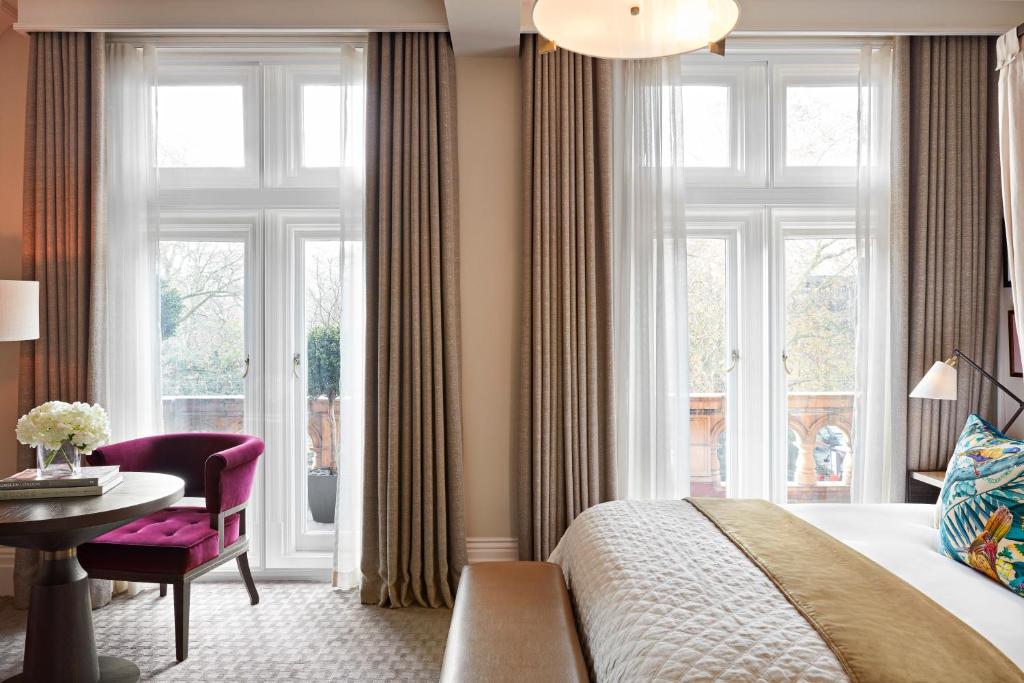 Postel nebo postele na pokoji v ubytování Kimpton Fitzroy London by IHG