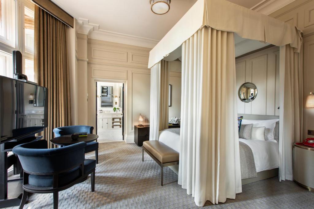 Postel nebo postele na pokoji v ubytování Kimpton Fitzroy London by IHG