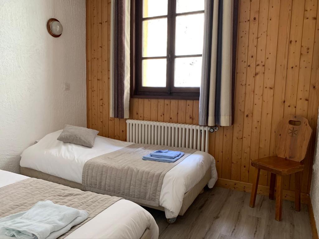 Postel nebo postele na pokoji v ubytování Hotel des Lacs