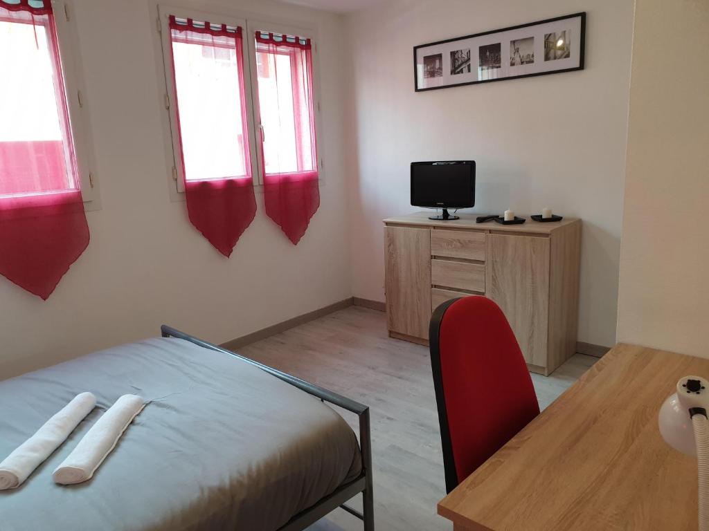 Postel nebo postele na pokoji v ubytov&aacute;n&iacute; T1 Bis centre villeTarbes (logement entier)