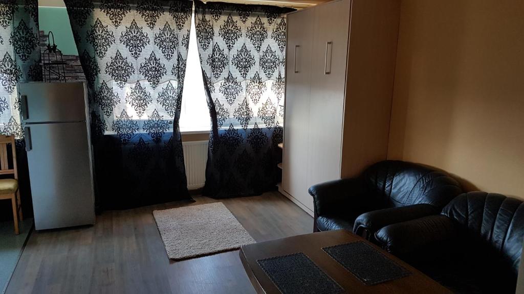 un soggiorno con divano e finestra di Apartment 9 floor a Narva