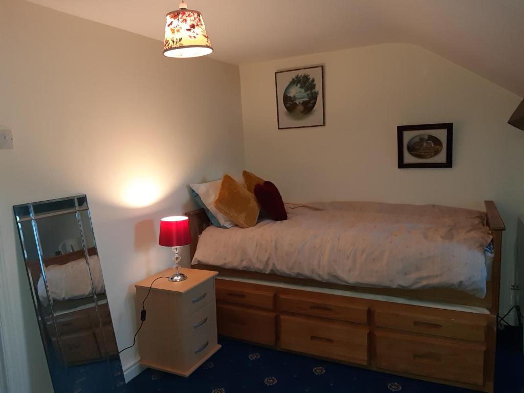 Phoenix Nights Guest House - Budget Twin Room