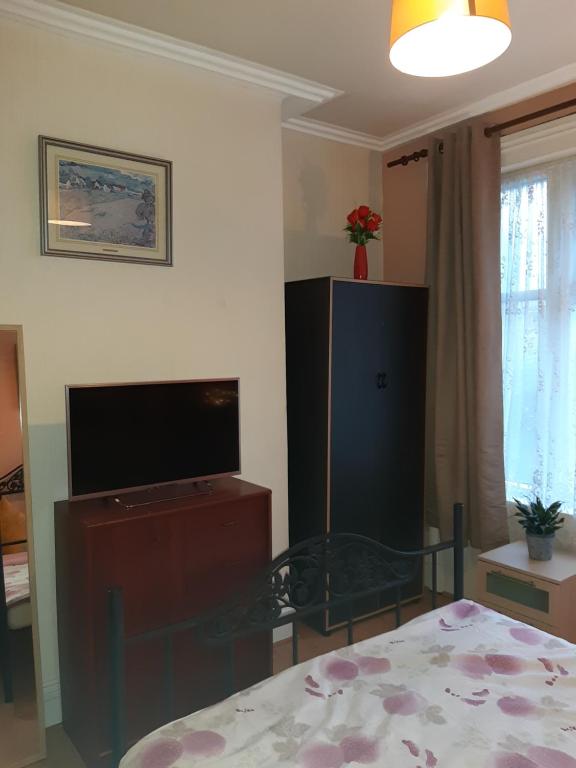 Phoenix Nights Guest House - Budget Double Room