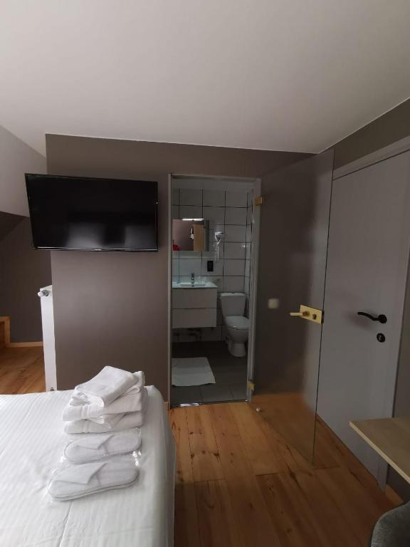 Voodi või voodid majutusasutuse Family Hôtel toas