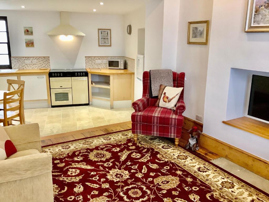 un soggiorno con una sedia rossa e un camino di Scarborough House - Adults only holiday home a Torquay