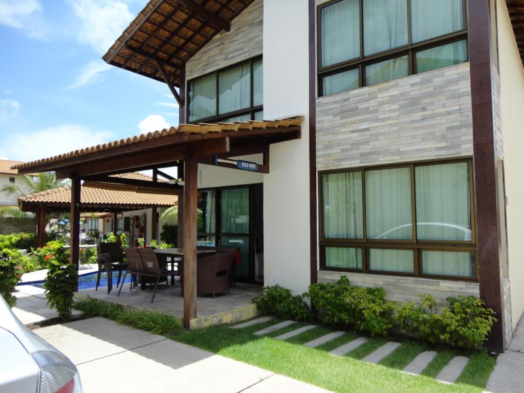 une pergola sur le côté d'une maison dans l'établissement BANGALÔ PRAIA DE MURO ALTO/PORTO DE GALINHAS, à Porto de Galinhas